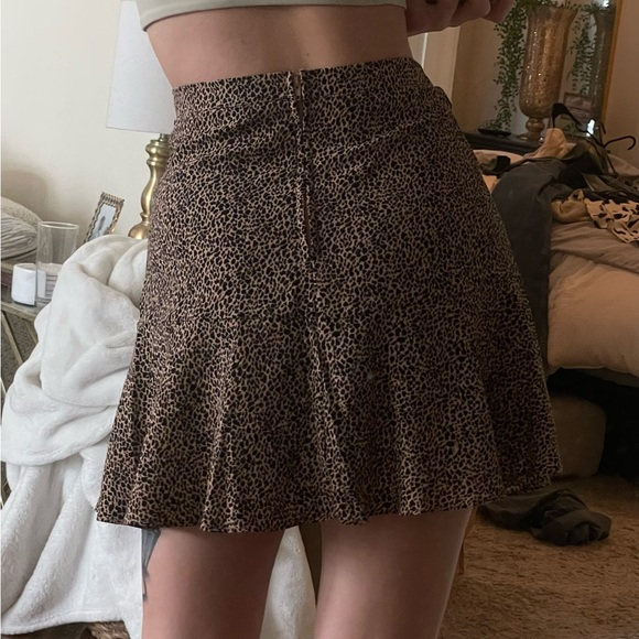 Francesca's Collections Leopard Print Mini Skirt - Picture 2 of 3